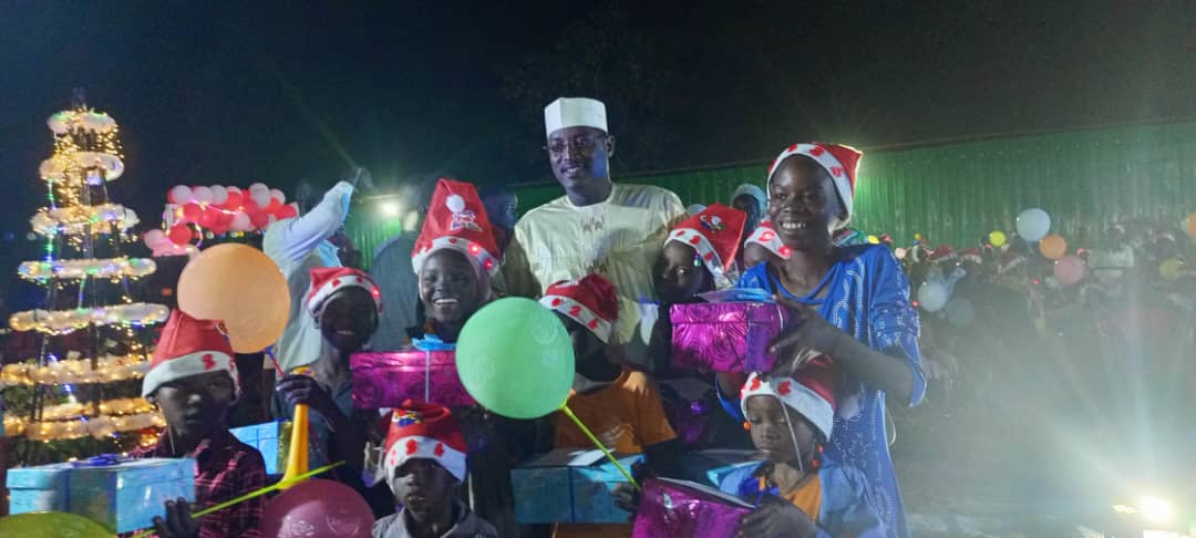Sarh : Le gouverneur du Moyen-Chari, Ousman Brahim Djouma a fêté le réveillon de Noël avec 200 enfants en situation difficile
