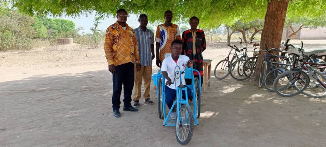 Peni :  l’association H5 Academy offre un tricycle à un élève