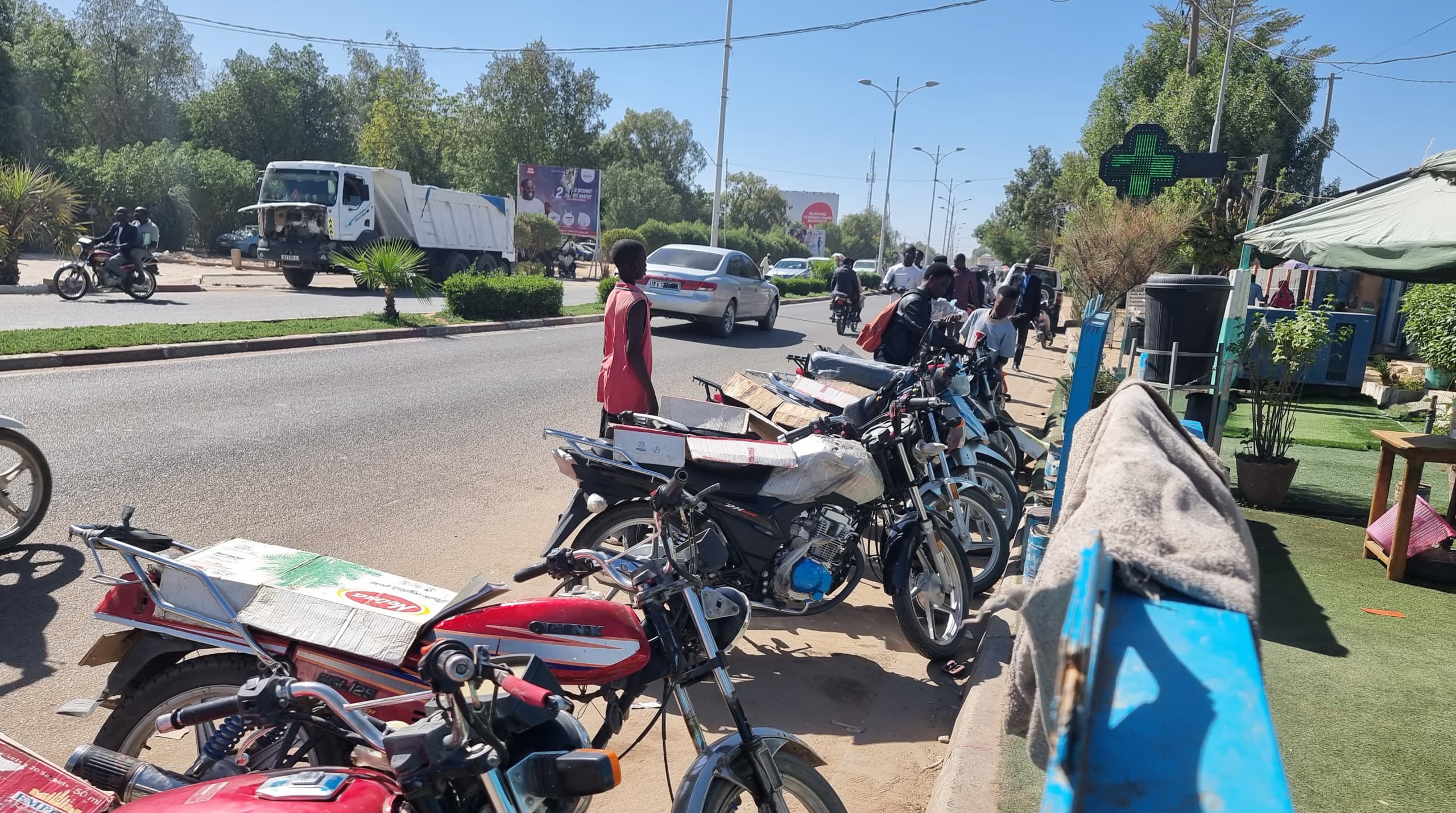 N’Djaména : quand les enfants et adolescents luttent contre la chaleur pour quelques jetons